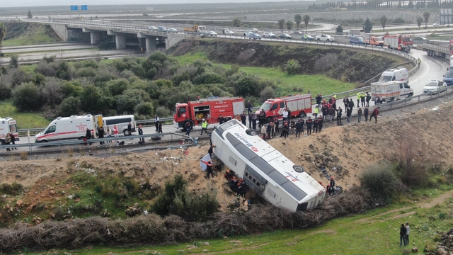 Antalya'da 10 kişinin hayatını kaybettiği otobüs kazasında bilirkişi sürücüyü kusurlu buldu
Raporda hız sınırının 50 olduğu virajda otobüs hızının kaza anında 95 olduğu yer aldı
30 metre fren izi ile 44 metre hasarlı bariyer bulunduğu ifade edilen raporda, sürücünün asli derecede kusurlu olduğu belirtildi