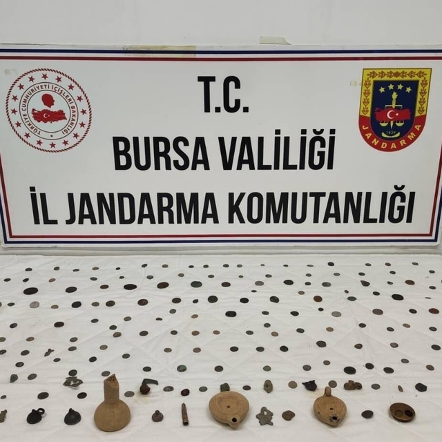 Bursa'da tarihi eser operasyonunda 202 sikke ve obje ele geçirildi