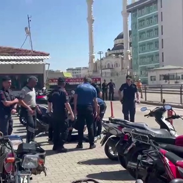 Gaziantep'te cezaevi önünde silahlı saldırı: 2 yaralı
Cezaevi önünde büyük...