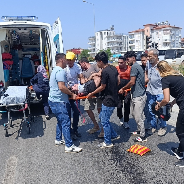 Yağ dökülen yolda kayarak 50 metre sürüklenen motosikletli yaralandı