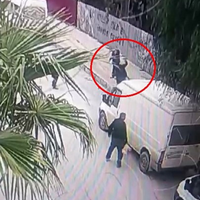 Kaldırım taşıyla gelen ölüm kamerada