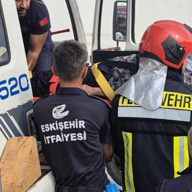 İki kamyonun karıştığı kazada sıkışan sürücüyü itfaiye ekipleri çıkardı