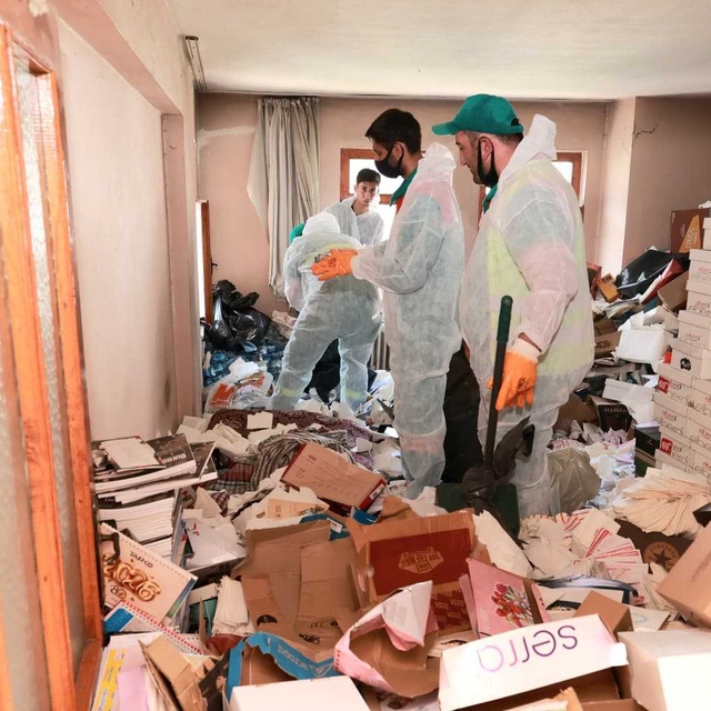 Bursa'da bir evden yaklaşık 20 ton çöp çıktı