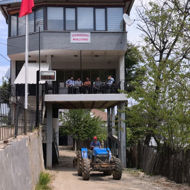 Altından yol geçen mahalle konağı farklı mimari yapısıyla ilgi görüyor