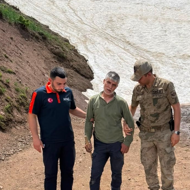 Tunceli'de dağlık alanda yolunu kaybeden kişi ekiplerce bulundu