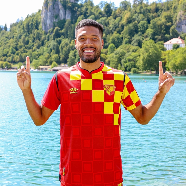 Göztepe'de Rhaldney gidiyor, Henrique geliyor