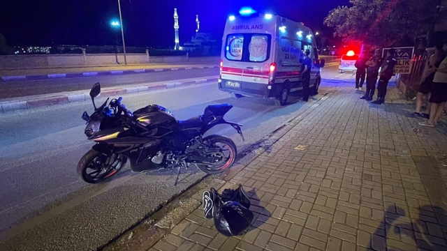 Karaman'da kaldırımı aşarak karşı şeride geçen motosikletin sürücüsü ölümden döndü