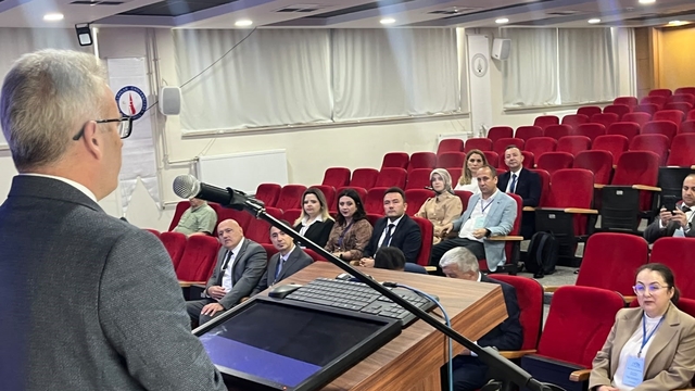 Yeşil ve dijital dönüşümün yol haritası Tavşanlı'da çizildi
Yeşil ve Dijital Dönüşüm Merkezi Direktörü Canpolat Çakal:
"Yeşil dönüşüm artık bir tercih değil"