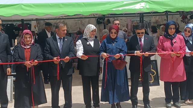 Özalp Halk Eğitim Merkezi Müdürlüğünün yılsonu sergisi yoğun ilgi gördü