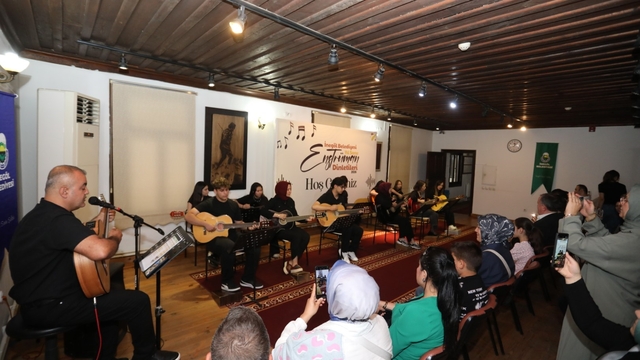İnegöl Belediyesi'nin gitar kursu kursiyerleri sertifikalarını aldı