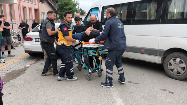 Kütahya'da servis araçlarının çarpıştığı kazada 2 kişi yaralandı