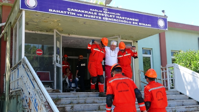 Çanakkale'de fırtına, dolu ve hortum tatbikatı gerçekleştirildi
Çanakkale'de Afet Tatbikatı gerçekleştirildi