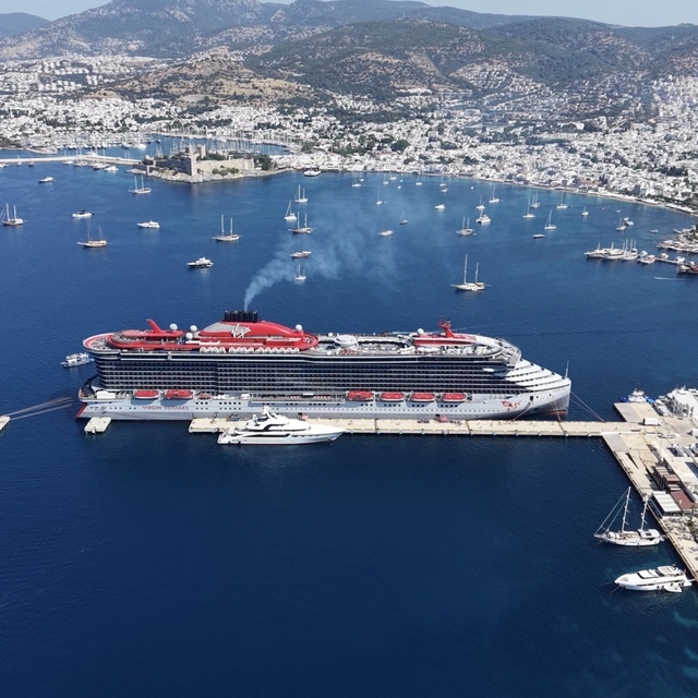 Dev kruvaziyer Scarlet Lady Bodrum'a yanaştı
