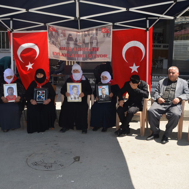Muşlu aileler DEM Parti önündeki eylemlerini sürdürüyor