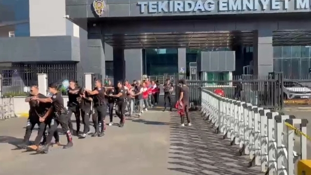 Tekirdağ'da 18 milyonluk telefon dolandırıcılığı şebekesi çökertildi: 11 kişi tutuklandı
İstanbul, Bursa, Batman, Antalya ve Gaziantep'te eş zamanlı düzenlenen operasyonlarda 12 şüpheli yakalandı