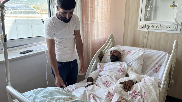 Mantar toplarken ayı saldırısına uğradı, kollarıyla başını siper ederek hayatta kaldı
Ayının diş ve pençe hamleleri sonucu kollarından, başından ve ayaklarından yaralanan şahsın tedavisi sürüyor
