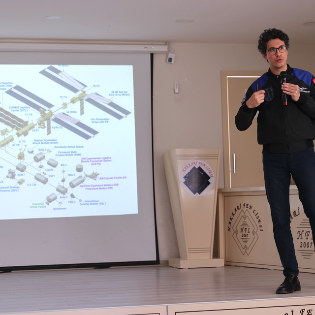 Astronot Tuva Cihangir Atasever, Hakkari'de öğrencilerle buluştu