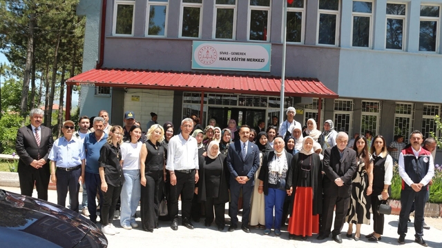 Gemerek Halk Eğitimi Merkezi yıl sonu sergisi açtı