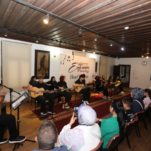 İnegöl Belediyesi'nin gitar kursu kursiyerleri sertifikalarını aldı