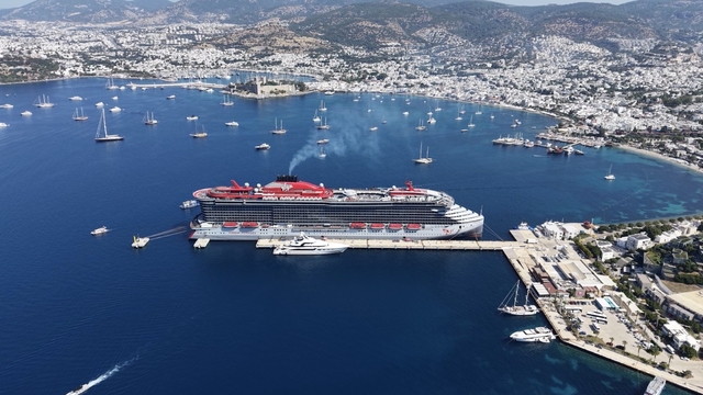 Dev kruvaziyer Scarlet Lady Bodrum'a yanaştı