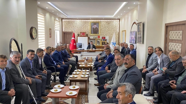 Arpaçay'da değerlendirme toplantısı: Kaymakam Akköz muhtarların taleplerini dinledi