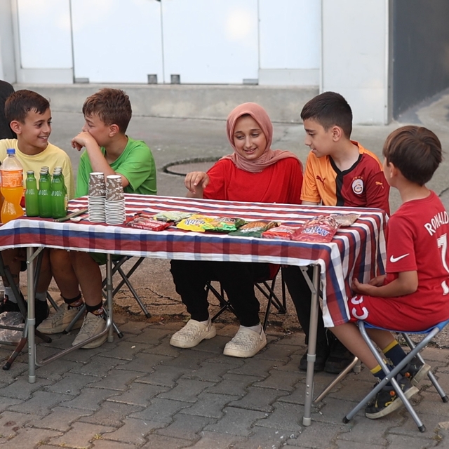 Harçlıklarını yolun kenarında kurdukları tezgahta alın teriyle kazandılar