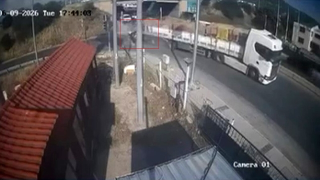 İzmir'de feci kaza: Tıra adeta ok gibi saplandı
Tıra çarpan otomobilin sürücüsü hayatını kaybetti