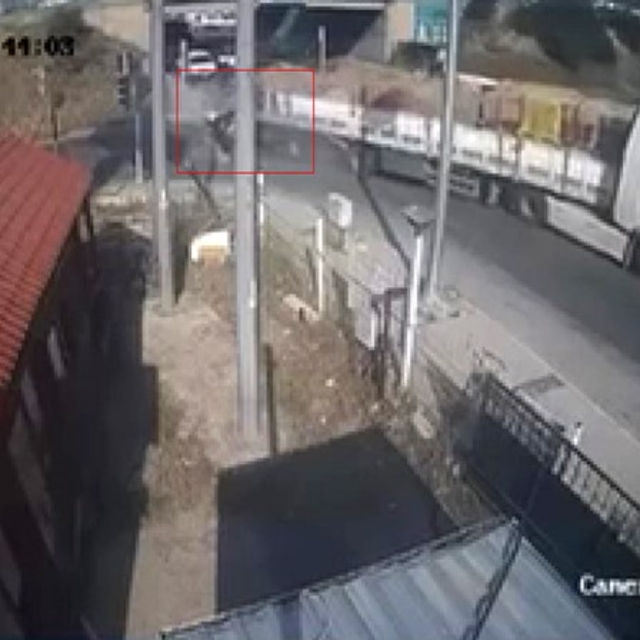 İzmir'de feci kaza: Tıra adeta ok gibi saplandı
Tıra çarpan otomobilin sürü...