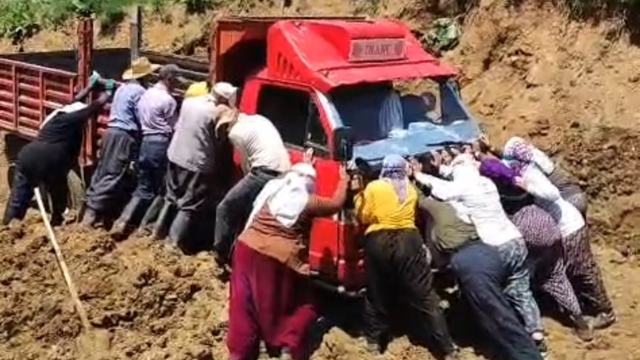 Berivanlar çamura saplanan kamyoneti itekleyerek kurtardı