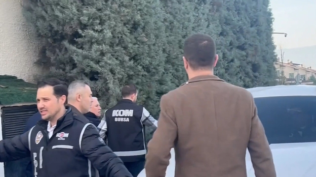 CHP'li Mustafa Bozbey'in 402 yıl hapis istendi
Bursa'da rüşvet ve örgüt soruşturması kapsamında tutuklu bulunan CHP'li eski Bursa Belediye Başkanı Mustafa Bozbey'in 402 yıla kadar hapsi istendi
862 sayfalık iddianame yolsuzluk ve rüşvet iddialarını tek tek ortaya döktü
Örgüt içindeki rüşvet paylaşımını Turgay Erdem yapmış