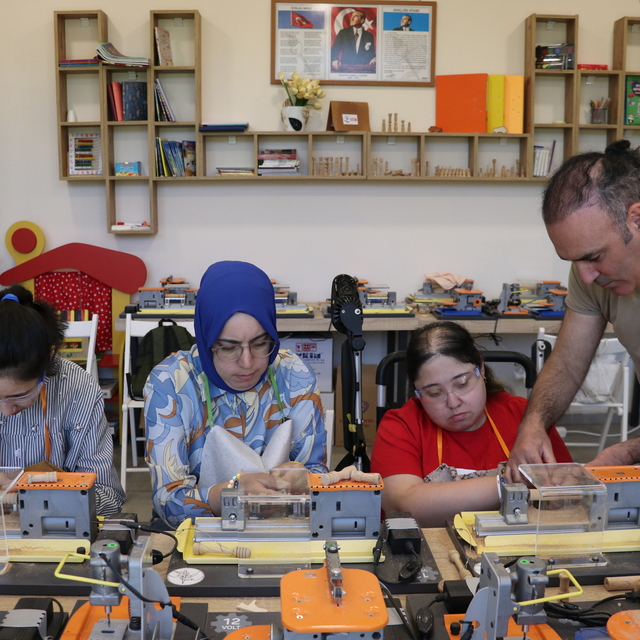 Engellerini yaptıkları el sanatları ile aşıyorlar