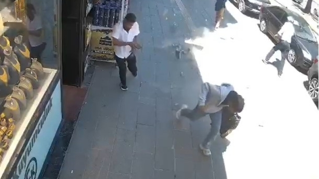 Binadan beton parçaları koptu, caddede yürüyenler son anda kurtuldu