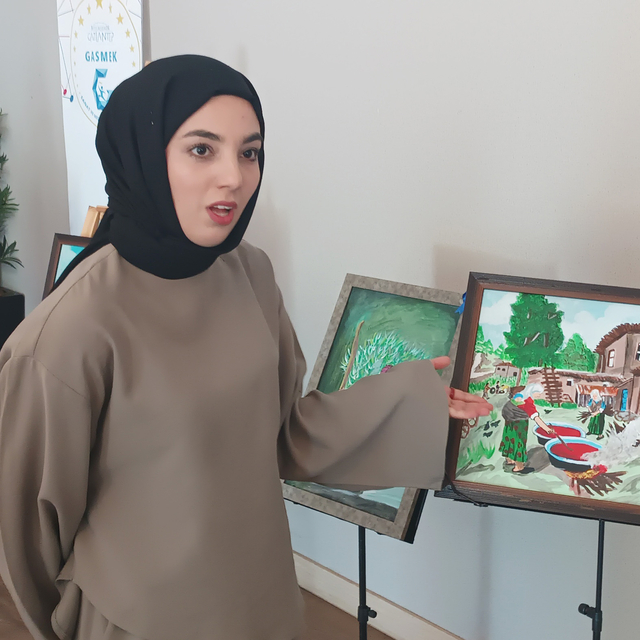 İşitme engelli Emine'den 44 eserlik resim sergisi