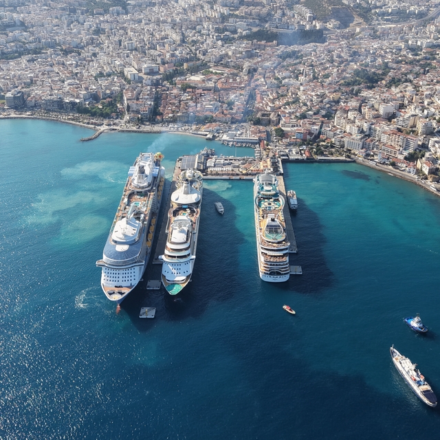Kuşadası'na 3 kruvaziyerle 10 bini aşkın turist geldi