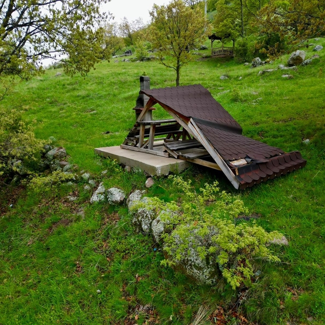 Tabiat parkı vandalların hedefi oldu, milyonluk zarar oluştu
Yerel halk ve...