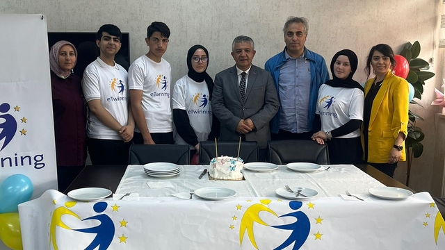 Sivas merkezli 6 ülkede 16 öğretmen iş birliğinde gençler dijital çağa hazırlanıyor
Sivas merkezli Creative Minds isili uluslararası proje ile lise öğrencilerini dijital çağın bilinçli bireyleri olarak yetiştirmeyi hedefliyor