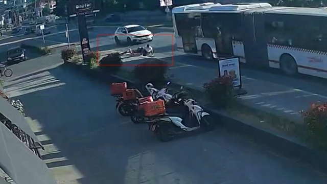 Aniden yola fırlayan bisikletli çocuklar ölümün kıyısından döndü
"Dur" tabelasını dikkate almayan çocuk, otobüsün altında kalmaktan son anda kurtuldu