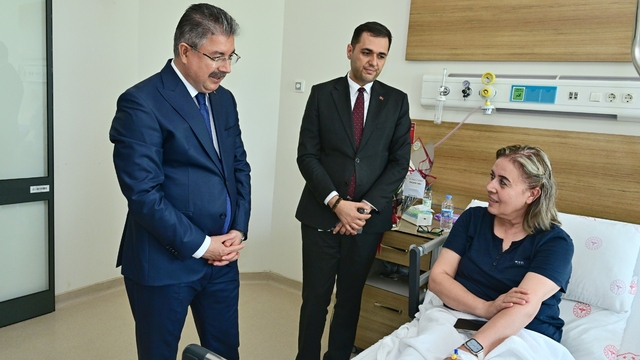 Vali Yılmaz'dan şehitin kardeşine 'geçmiş olsun' ziyareti
Şehit Jandarma Onbaşı Osman Gıcı'nın kardeşi Sibel Kanlı, hastanede ziyaret edildi