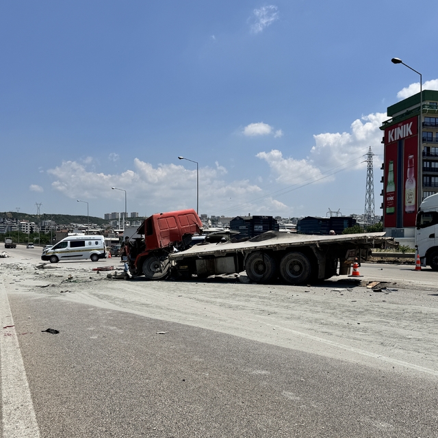 Bursa'da 3 araca ve bariyere çarpan kamyonun sürücüsü öldü