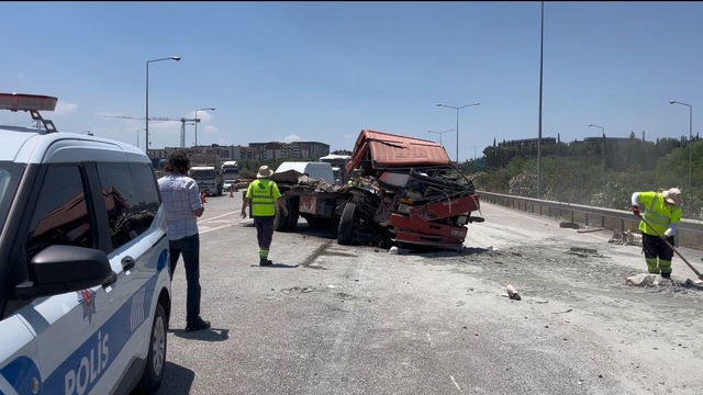 Arızalanan kamyona çarpan tırın sürücüsü hayatını kaybetti