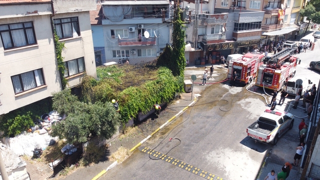 Balıkesir'de çardak yangını korkuttu