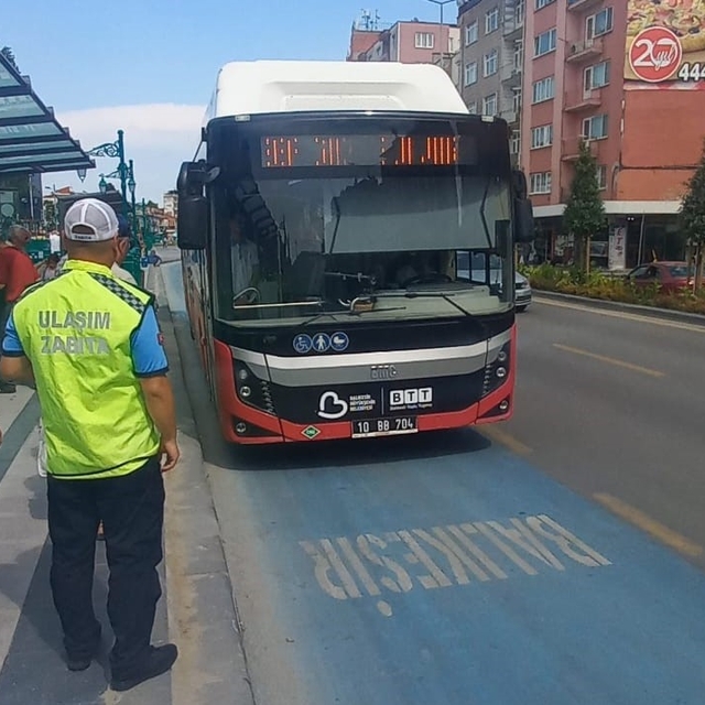 Büyükşehir ekipleri güvenli ve konforlu ulaşım için sahada