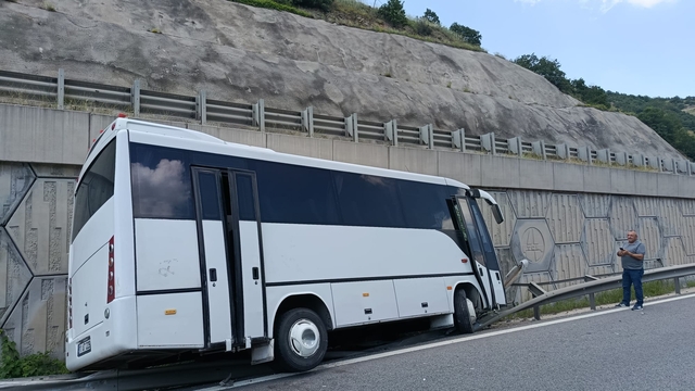 Bilecik'te tıra çarpan midibüsteki 12 kişi yaralandı