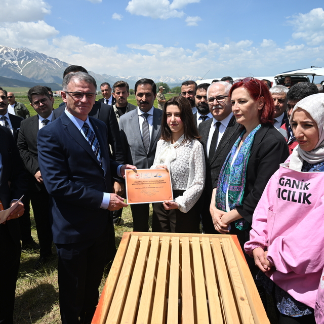 Van'da bal üreticileri için arılı kovan dağıtımına başlandı