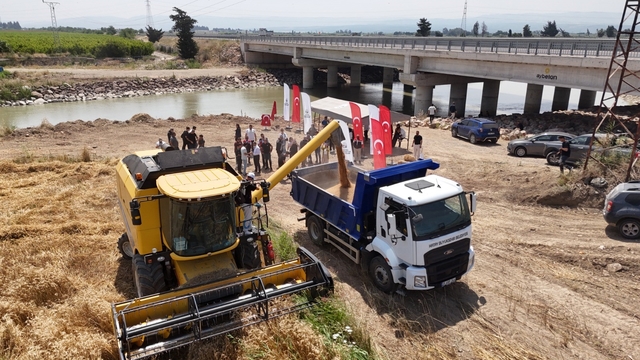 Hatay'da  "her tohum bir gıda" projesinde ekilen buğday hasat edildi
