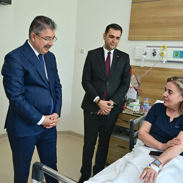 Vali Yılmaz'dan şehitin kardeşine 'geçmiş olsun' ziyareti
Şehit Jandarma On...
