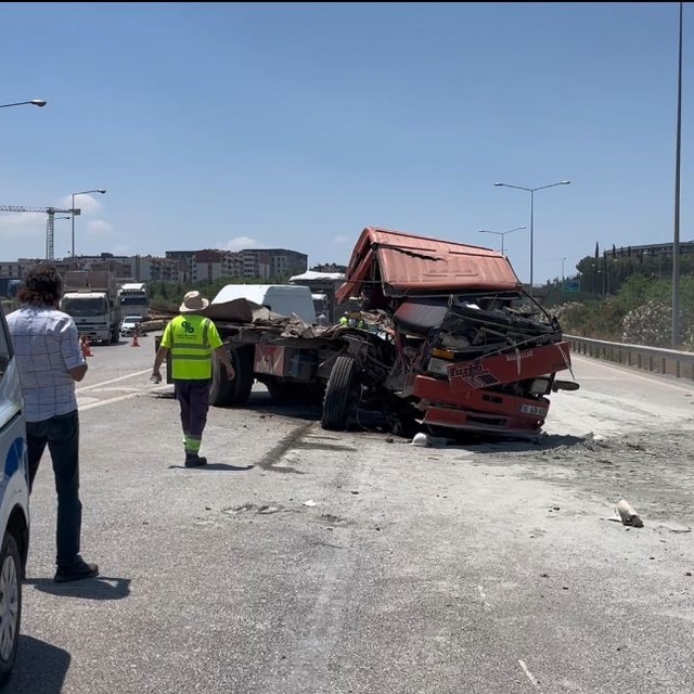 Arızalanan kamyona çarpan tırın sürücüsü hayatını kaybetti