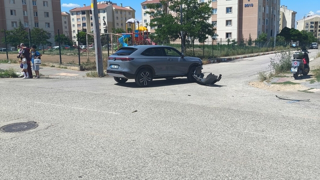 Keşan'da otomobil ile çarpışan motosikletin sürücüsü yaralandı