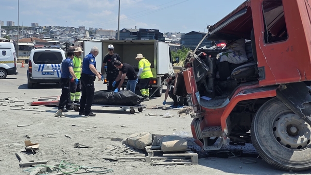 TIR, emniyet şeridinde park halindeki araçlara çarptı: 1 ölü, 1 yaralı