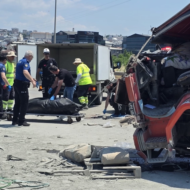 TIR, emniyet şeridinde park halindeki araçlara çarptı: 1 ölü, 1 yaralı
